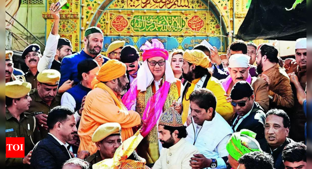 Rijiju carries ‘unity’ message, offers PM Modi’s ‘chaddar’ at Ajmer dargah